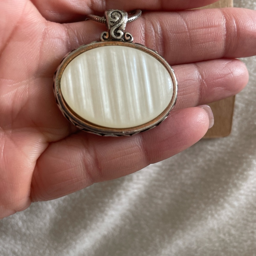 Vintage oval pendant necklace